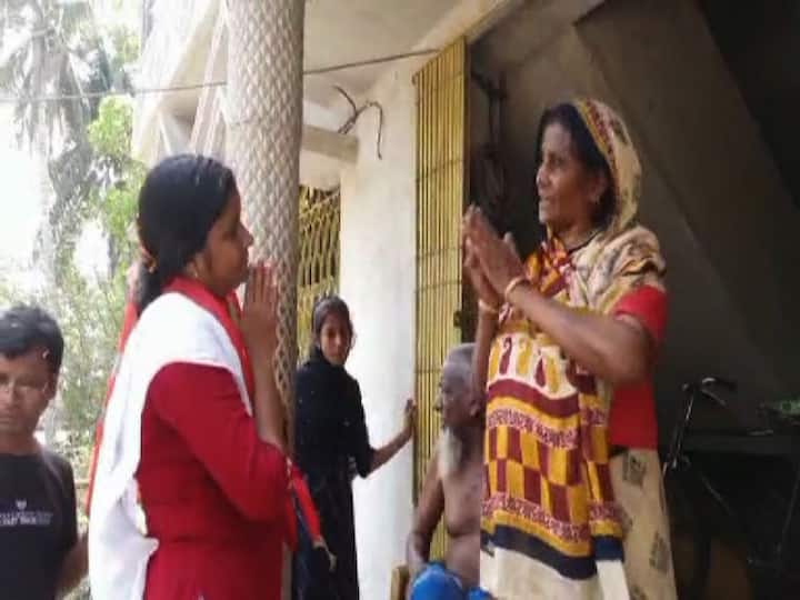 ৩৭ বছরের বাম নেত্রী ২০০৭ সালে বর্ধমান বিশ্ববিদ্যালয় থেকে স্নাতকোত্তর পাশ করেন।