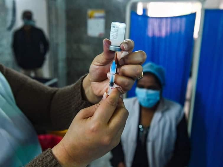 Corona vaccination Updates 3.64 crore people vaccinated in India Coronavirus : आतापर्यंत 3.64 कोटी लोकांचे लसीकरण पूर्ण, गेल्या 24 तासात 14 लाख लोकांना मिळाली लस