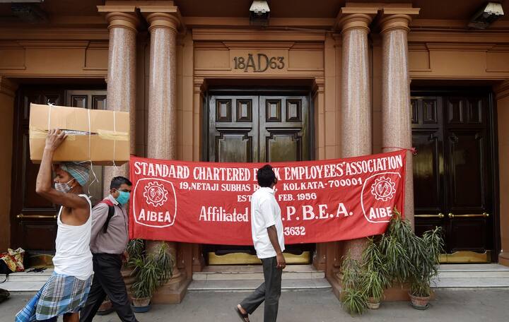 শনি ও রবিবার এমনিতেই ব্যাঙ্ক বন্ধ ছিল। তারপর সোম ও মঙ্গলবার ব্যাঙ্ক ধর্মঘটের জেরে দুর্ভোগে মানুষ।