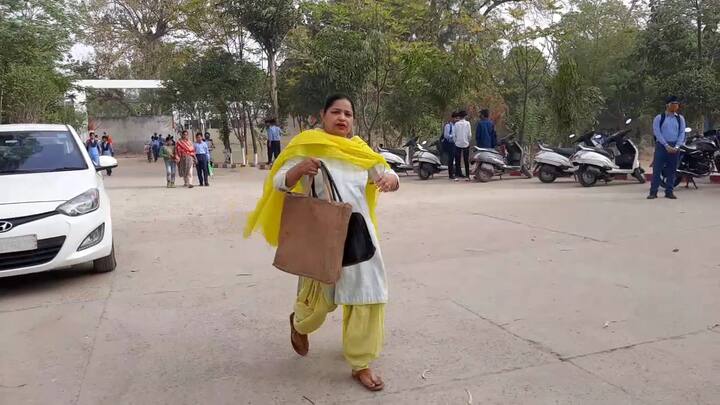 5ਵੀਂ ਤੋਂ ਬਾਅਦ ਵੀ 6ਵੀਂ ਤੇ 7ਵੀਂ ਜਮਾਤ ਨੂੰ ਬੁਲਾਇਆ ਜਾ ਰਿਹਾ ਹੈ। ਸਕੂਲ ਵਿੱਚ ਇੱਕ ਬੈਂਚ ਉੱਪਰ ਤਿੰਨ-ਤਿੰਨ ਬੱਚੇ ਦਿਖਾਈ ਦਿੱਤੇ।