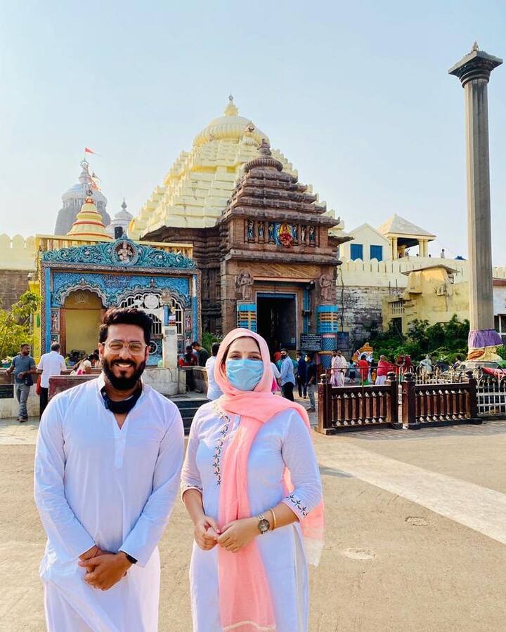 এদিন পুজো দেওয়ার সময় রাজের পরনে ছিল সাদা পাঞ্জাবী ও শুভশ্রীর পরনে ছিল সাদা সালোয়ার। ও তার মাথা ঢাকা ছিল ওড়নায়।
