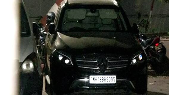 Sachin Vaze वापरत असलेल्या मर्सिडीज कारमधून बॅग, डायरी, शर्ट आणि काही रक्कम जप्त