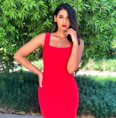 કૌણ છે સંજના ગણેશન?...... 28 વર્ષની સંજના ગણેશન એક ક્રિકેટ એન્કર છે. છેલ્લા કેટલાય સમયથી તે કેટલીય ટૂર્નામેન્ટોનો ભાગ રહી છે. તે આઇપીએલમાં એક્ટિવ રહેવાની સાથે સ્ટાર સ્પૉર્ટ્સ સાથે પણ જોડાયેલી છે. સંજના વર્લ્ડકપ 2019થી લઇને ઇન્ડિયન પ્રીમિયર લીગ સુધી હૉસ્ટ કરી ચૂકી છે. આ ઉપરાંત સંજના કોલકત્તા નાઇટ રાઇડર્સની એન્કર પર રહી છે. સંજનાએ વર્ષ 2013માં ફેમિના ગૉર્જિયસનો ખિતાબ પણ જીત્યો હતો.