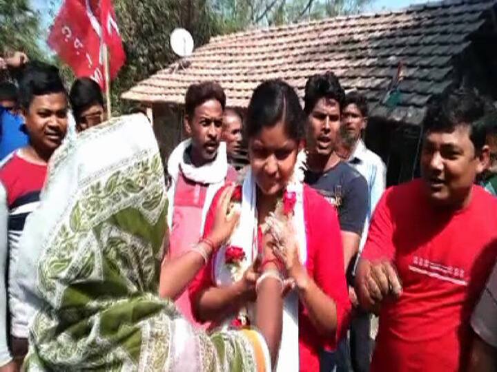 মীনাক্ষি জানিয়েছেন, দুটি ব্যাঙ্কে তাঁর রয়েছে যথাক্রমে ৮১ হাজার ১৮১ টাকা ৭২ পয়সা ও ৫ হাজার টাকা।