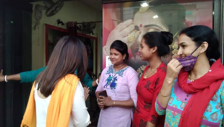 প্রচারে বেড়িয়ে স্থানীয় মানুষদের সঙ্গে কথা বললেন। কখনও আবার ঢুকে পড়লেন রাস্তার পাশের দোকানে।