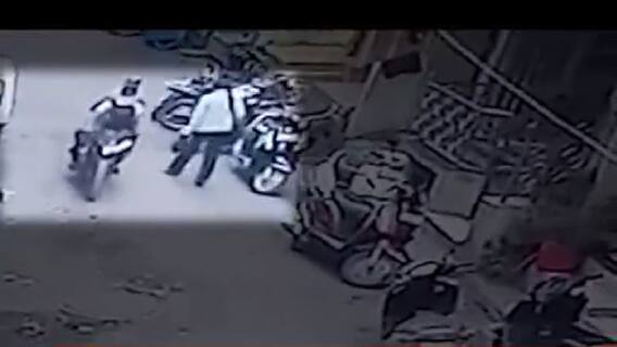 Surat: 15 લાખ રૂપિયાની લૂંટના CCTV ફુટેજ આવ્યા સામે, જુઓ વીડિયો