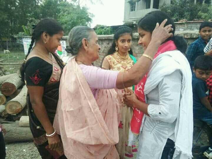 আগামী বিধানসভা নির্বাচনে সকলের নজর থাকবে নন্দীগ্রামে। হাইভোল্টেজ লড়াইয়ে মুখোমুখি মুখ্যমন্ত্রী মমতা বন্দ্যোপাধ্যায় এবং একদা তাঁর অন্যতম সেনাপতি শুভেন্দু অধিকারী। বাম জোটের প্রার্থী হিসাবে নন্দীগ্রামে লড়ছেন মীনাক্ষি মুখোপাধ্যায়।