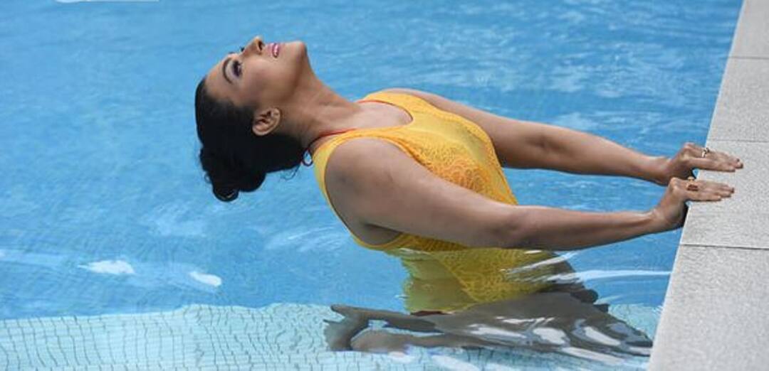 Rituparna Sengupta tests COVID-19 positive Popular Bengali Actress test Corona Positive વધુ એક હૉટ એક્ટ્રેસને લાગ્યો કોરોનાનો ચેપ, ટેસ્ટ પૉઝિટીવ આવતા સિંગાપોરમાં થઇ ક્વૉરન્ટાઇન, જાણો વિગતે