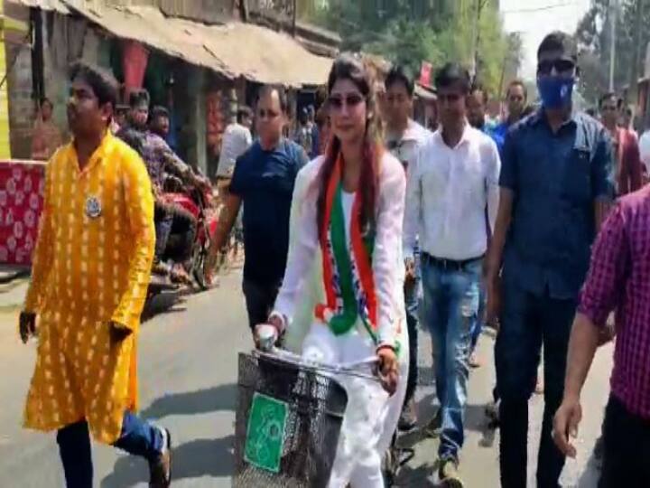 অভিনব প্রচার সোনারপুর দক্ষিণের তৃণমূল প্রার্থীর। এদিন সবুজসাথী সাইকেলে চড়ে এলাকায় প্রচার করলেন অভিনেত্রী লাভলি মৈত্র। এই কেন্দ্রে বিজেপির প্রার্থী অভিনেত্রী অঞ্জনা বসু। সংযুক্ত মোর্চার সমর্থনে এখানে সিপিএমের টিকিটে লড়ছেন শুভম বন্দ্যোপাধ্যায়।