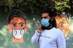 In Pics: ঊর্ধ্বমুখী করোনার গ্রাফ, এবার দেওয়ালে সচেতনতার বার্তা