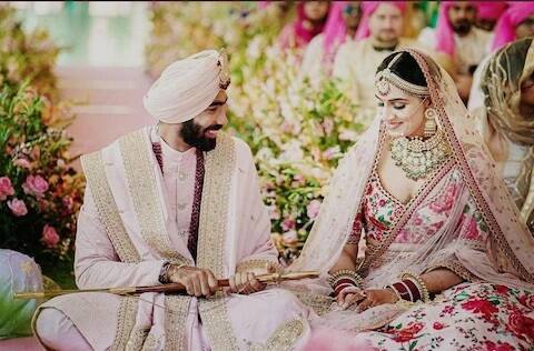 ਗਹਿਣਿਆਂ ਦੀ ਗੱਲ ਕਰੀਏ ਤਾਂ ਸੰਜਨਾ ਨੇ ਸੱਬਿਆਸਾਚੀ ਦੀ ਹੀ ਹੈਰੀਟੇਜ ਜਵੈਲਿਰੀ ਪਹਿਨੀ ਹੋਈ ਸੀ ਜੋ ਅਨਕਟ ਡਾਇਮੰਡ ਤੇ ਪੰਨਿਆਂ ਨਾਲ ਜੜਿਆ ਹੋਇਆ ਸੀ। ਸੰਜਨਾ ਦਾ ਇਹ ਸੈੱਟ 18k ਸੋਨੇ ਦਾ ਬਣਿਆ ਹੋਇਆ ਸੀ।