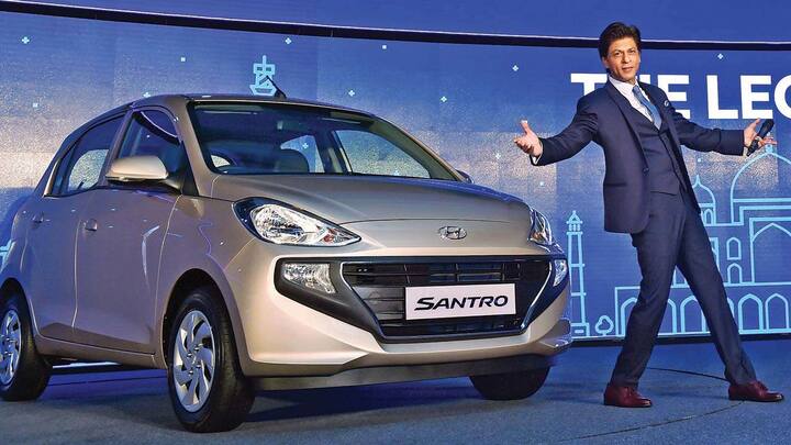 Hyundai Santro-ਹਿਯੂਨਡਾਇ ਦੀ ਸੈਂਟਰੋ ਘੱਟ ਕੀਮਤ ਵਿੱਚ ਬਿਹਤਰੀ ਫ਼ੀਚਰਜ਼ ਤੇ ਕੰਫ਼ਰਟ ਲਈ ਵਧੀਆ ਆੱਪਸ਼ਨ ਹੈ। ਹਿਯੂਨਡਾਇ ਦੀ ਇਹ ਕਾਰ ਪੈਟਰੋਲ ਤੇ ਸੀਐੱਨਜੀ ਇੰਜਣ ਦੇ ਨਾਲ ਮਾਰਕਿਟ ਵਿੱਚ ਅਵੇਲੇਬਲ ਹੈ। ਇਹ ਕਾਰ 20 ਕਿਲੋਮੀਟਰ ਪ੍ਰਤੀ ਲਿਟਰ ਦੀ ਮਾਈਲੇਜ ਦਿੰਦੀ ਹੈ। ਇਸ ਦਾ ਇੰਜਣ ਦਮਦਾਰ ਹੈ ਤੇ 5 ਸਪੀਡ ਗੀਅਰ ਬਾਕਸ ਹੈ। ਇਸ ਦੀ ਸ਼ੁਰੂਆਤੀ ਕੀਮਤ 4.67 ਲੱਖ ਰੁਪਏ ਹੈ।