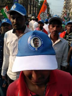 WB Election 2021: লক্ষ্য ভোটারদের মন জয়, ‘দিদির দূত’ টুপি বিলি তৃণমূলের
