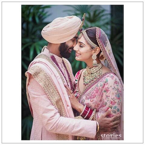 ਉੱਧਰ, ਜਸਪ੍ਰੀਤ ਬੁਮਰਾਹ ਵੀ ਆਪਣੀ ਰਾਅ ਸਿਲਕ ਸ਼ੇਰਵਾਨੀ ਵਿੱਚ ਕਾਫੀ ਫੱਬ ਰਿਹਾ ਸੀ। ਉਨ੍ਹਾਂ ਤੁਸ਼ਾਰ-ਜਾਰਜੈਟ ਦਾ ਸ਼ਾਲ ਵੀ ਚੁੱਕਿਆ ਹੋਇਆ ਸੀ। ਜਸਪ੍ਰੀਤ ਨੇ ਵੀ ਸੱਬਿਆਸਾਚੀ ਹੈਰੀਟੇਜ ਕੁਲੈਕਸ਼ਨ ਨਾਲ ਆਪਣੀ ਲੁੱਕ ਸੰਪੂਰਨ ਕੀਤੀ।