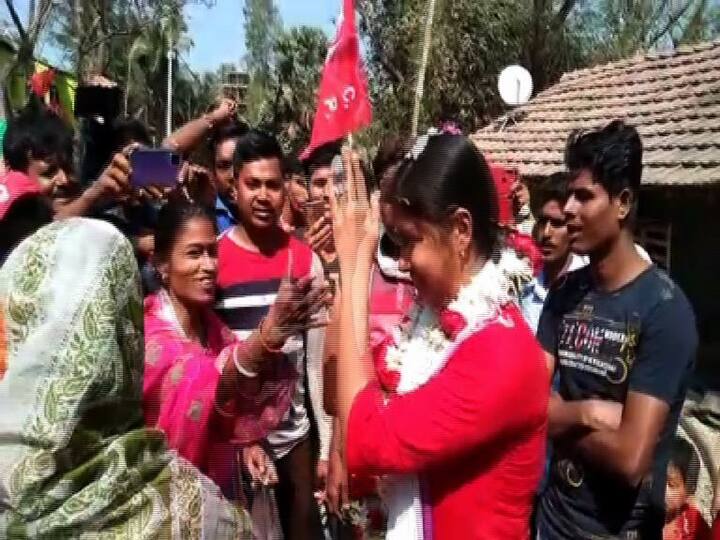 মনোনয়নপত্রে নিজেকে সমাজকর্মী হিসাবে দেখিয়েছেন মীনাক্ষি।