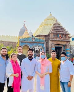 Raj Subhashree কার উদ্দেশ্য়ে পুজো দিলেন রাজ-শুভশ্রী?