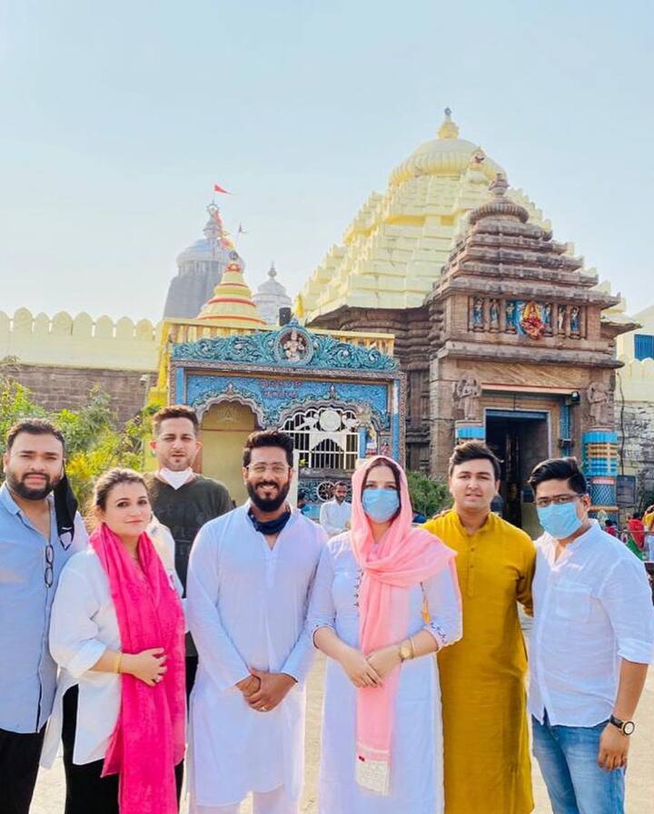 সোশ্য়াল মিডিয়ায় সবসময়ই অ্য়াক্টিভ রাজ-শুভশ্রী। এবার শ্রী শ্রী জগন্নাথ ধামে পুজো দিতে দেখা গেল এই কাপলকে।