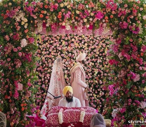 ਦੋਵੇਂ ਜਣੇ ਆਪਣੇ ਵਿਆਹ ਮੌਕੇ ਕਾਫੀ ਖ਼ੂਬਸੂਰਤ ਲੱਗ ਰਹੇ ਸਨ।