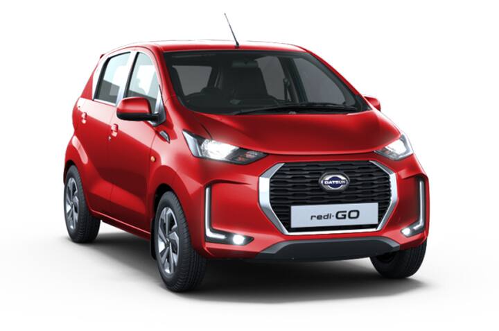 Datsun Redi-Go-ਇਸ ਕਾਰ ਵਿੱਚ 0.8 ਲਿਟਰ ਦਾ ਪੈਟਰੋਲ ਇੰਜਣ ਹੈ, ਜੋ 54 PS ਦੀ ਪਾਵਰ ਜੈਨਰੇਟ ਕਰਦਾ ਹੈ। ਇਹ ਕਾਰ 22.7 ਕਿਲੋਮੀਟਰ ਪ੍ਰਤੀ ਲਿਟਰ ਤੱਕ ਦੀ ਮਾਈਲੇਜ ਦਿੰਦੀ ਹੈ। ਇਸ ਵਿੱਚ EBD ਦੇ ਨਾਲ ABS, ਡ੍ਰਾਈਵਰ ਸਾਈਡ ਏਅਰਬੈਗ, ਸੀਟ ਬੈਲਟ ਰੀਮਾਈਂਡਰ, ਰੀਅਰ ਪਾਰਕਿੰਗ ਸੈਂਸਰਜ਼ ਤੇ ਸਪੀਡ ਵਾਰਨਿੰਗ ਸਿਸਟਮ ਜਿਹੇ ਤਾਜ਼ਾ ਫ਼ੀਚਰਜ਼ ਹਨ। ਇਹ ਕਾਰ 3 ਲੱਖ ਦੇ ਬਜਟ ’ਚ ਮਿਲ ਜਾਵੇਗੀ।