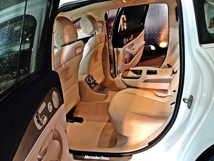 मर्सिडीज ई क्लास कारमध्ये जागाही ऐसपैस मिळते. कारमध्ये हेडरुम आणि लेगरुम चांगला मिळतो. मागील सीटवर अनेक लग्जरी सिस्टम देण्यात आल्या आहेत. ज्यामध्ये सेंटर आर्मरेस्ट प्लस वायरलेस चार्जरचा समावेश आहे.