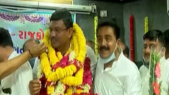 Rajkot: કોરોનાના વધતા કેસ વચ્ચે નેતાઓ હજુ પણ બેદરકાર, માસ્ક પહેરવાના નિયમો નેવે મુકાયા