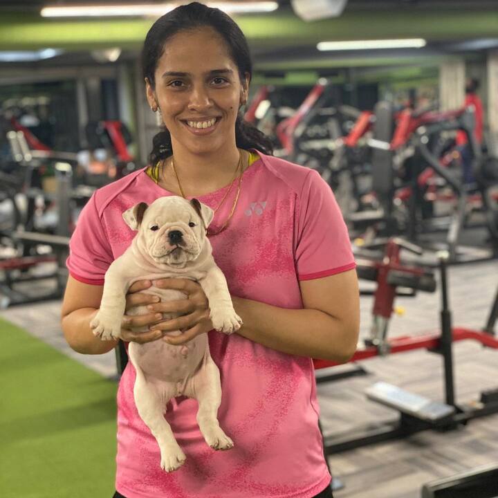 सध्या सायना नेहवालवर बायोपिक बनवली जात आहे. ज्यात अभिनेत्री परिणीती चोप्रा सायनाच्या भूमिकेत दिसणार आहे. सायना नेहवालच्या बायोपिकला 'सायना' असे नाव देण्यात आले आहे.