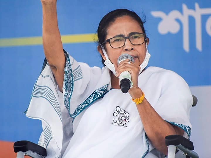 West Bengal Chief Minister seeks political ban on leaders who threatens Cooch Behar like incident बंगाल में मौत पर गरमाई सियासत, ममता बोलीं- कूच बिहार जैसी दोबारा घटनाओं की धमकी देने वालों पर लगे पॉलिटिकल बैन