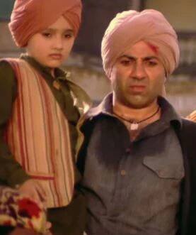 ਉਤਕਰਸ਼ ਫ਼ਿਲਮ ਡਾਇਰੈਕਟਰ ਅਨਿਲ ਸ਼ਰਮਾ ਦਾ ਬੇਟਾ ਹੈ।