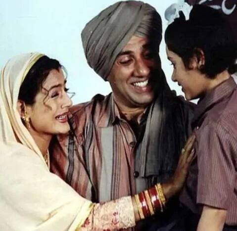 ਸਾਲ 2001 'ਚ ਲੋਕਾਂ ਦੇ ਦਿਲਾਂ 'ਤੇ ਰਾਜ ਕਰਨ ਵਾਲੀ ਫਿਲਮ 'ਗ਼ਦਰ' ਦੇ ਡਾਇਲੌਗ ਕਈਆਂ ਨੂੰ ਅੱਜ ਵੀ ਯਾਦ ਹੋਣਗੇ। ਫ਼ਿਲਮ 'ਗ਼ਦਰ' 'ਚ ਸਨੀ ਦਿਓਲ ਤੇ ਆਮਿਸ਼ਾ ਪਟੇਲ ਦੇ ਬੇਟੇ ਚਰਨਜੀਤ ਜੀਤਾ ਦਾ ਕਿਰਦਾਰ ਨਿਭਾਉਣ ਵਾਲੇ ਅਦਾਕਾਰ ਉਤਕਰਸ਼ ਸ਼ਰਮਾ ਨੂੰ ਅੱਜ ਦੇਖ ਕੇ ਪਛਾਣ ਨਹੀਂ ਸਕੋਗੇ।