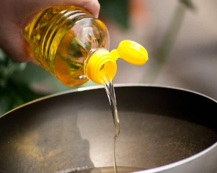 Edible Oil Price: Edible oil will be cheaper by Rs 10 per liter, the government has given these instructions to the companies Edible Oil Price: ખાદ્યતેલ પ્રતિ લિટર 10 રૂપિયા સસ્તું થશે, જાણો સરકારે કંપનીઓને શું આપી સૂચના