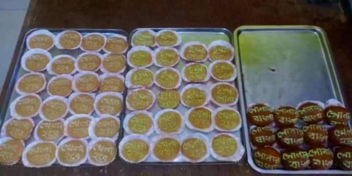 বিভিন্ন উৎসব-অনুষ্ঠানে মিষ্টিতে অভিনবত্বের ছোঁয়া দেখা যায়। গণতন্ত্রের উৎসবও ব্যতিক্রম নয়। উত্তর দিনাজপুরের রায়গঞ্জের একটি মিষ্টির দোকানে এমনই সব অভিনব মিষ্টি দেখা যাচ্ছে।