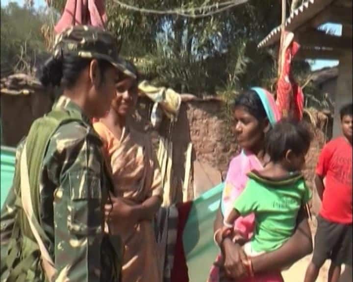 কোন দলকে ভোট দেবেন, সেটা সম্পূর্ণ আপনার নিজস্ব সিদ্ধান্ত। গণতান্ত্রিক অধিকার প্রয়োগ করার সময় নিজের ভাবনাকে প্রাধান্য দিন। কারও কথায় প্রভাবিত হবেন না। কোনও নির্দিষ্ট দলকে ভোট দেওয়ার পরিবর্তে কোনও প্রলোভনের ফাঁদে পা দেবেন না।