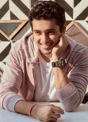 ਫ਼ਿਲਮ 'ਗ਼ਦਰ' 'ਚ ਸਨੀ ਦਿਓਲ ਦੇ ਬੇਟੇ ਦਾ ਕਿਰਦਾਰ ਨਿਭਾਉਣ ਵਾਲੇ ਉਤਕਰਸ਼ 26 ਸਾਲ ਦੇ ਹੋ ਗਏ ਹਨ। ਉਨ੍ਹਾਂ ਦਾ ਜਨਮ 22 ਮਈ, 1994 'ਚ ਹੋਇਆ ਸੀ।