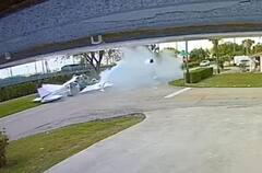 Plane crashes in car in Florida: ਅਸਮਾਨ ਤੋਂ ਡਿੱਗੀ ਮੌਤ! ਜਹਾਜ਼ ਸੜਕ 'ਤੇ ਜਾ ਰਹੀ ਕਾਰ 'ਤੇ ਡਿੱਗਿਆ, ਵੇਖੋ ਤਸਵੀਰਾਂ