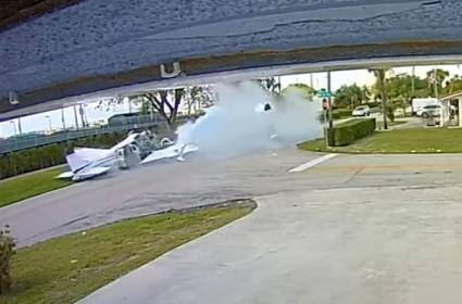 ਅਮਰੀਕਾ ਵਿਚ ਇੱਕ ਭਿਆਨਕ ਹਾਦਸਾ ਹੋਇਆ ਹੈ। ਦੱਖਣੀ ਫਲੋਰਿਡਾ ਵਿਚ ਸੜਕ 'ਤੇ ਚੱਲ ਰਹੀ ਕਾਰ 'ਤੇ ਅਸਮਾਨ ਤੋਂ ਇੱਕ ਛੋਟਾ ਜਹਾਜ਼ ਡਿੱਗਿਆ। ਇਸ ਭਿਆਨਕ ਹਾਦਸੇ ਵਿਚ ਪਾਇਲਟ ਸਣੇ ਤਿੰਨ ਲੋਕਾਂ ਦੀ ਮੌਕੇ ‘ਤੇ ਹੀ ਮੌਤ ਹੋ ਗਈ।