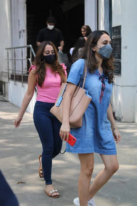 વરૂણ ધવનની પત્ની નતાશા દલાલ મુંબઇમાં કાલે તેમના જેઠ જેઠાની સાથે જોવા મળી. બધા જ એક સાથે લંચ લેવા નીકળા હતા. જુઓ તસવીર