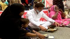 Ahmedabad: લગ્ન માટે પાર્ટી પ્લોટ ન મળતા અનોખો વિરોધ, જાનૈયાઓએ રસ્તા પર બેસી કર્યું ભોજન