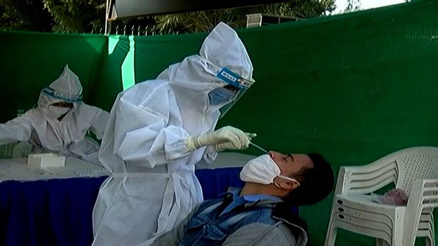 રાજકોટના લોકો માટે રાહતના સમાચારઃ હવે કાર કે અન્ય વાહનમાં બેસી કરાવી શકશે RTPCR ટેસ્ટ Rajkot Corporation arranged drive thru RTPCR test in city, take 700 rupees per test રાજકોટના લોકો માટે રાહતના સમાચારઃ હવે કાર કે અન્ય વાહનમાં બેસી કરાવી શકશે RTPCR ટેસ્ટ