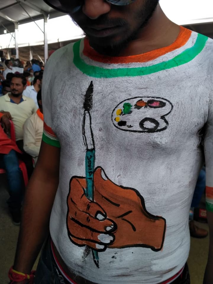 শান্তিনিকেতন থেকে শিল্পকলা নিয়ে পাস করা বিশাল বাউরী পূর্ব মেদিনীপুরের ঈশান সিংহর শরীরকে ক্যানভাস বানিয়েছিলেন। পুরুলিয়ার বিজেপি সমর্থক শুভজিৎ মন্ডলের আবার পটে আঁকা হয়েছিল বিভিন্ন বিষয়। কোথাও আঁকা হয়েছে মুষ্টিবদ্ধ হাতে তুলি আর প্যালেট, শিল্পের স্বাধীনতার পক্ষে বার্তা দেওয়া হয়েছে।