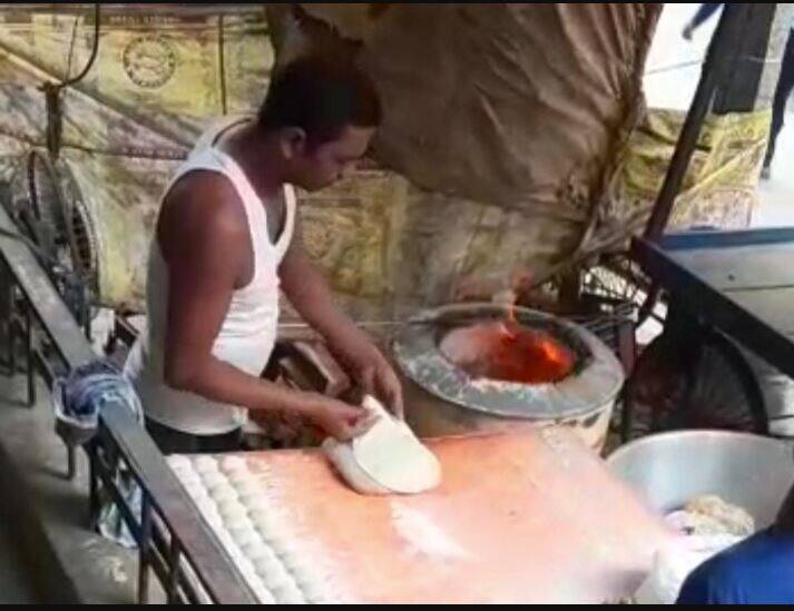 Tandoori bread with saliva sold in Delhi, know the story, video viral ਦਿੱਲੀ 'ਚ ਬਿਕ ਰਹੀ ਥੁੱਕ ਵਾਲੀ ਰੋਟੀ, ਵੀਡੀਓ ਹੋ ਰਹੀ ਵਾਇਰਲ, ਜਾਣੋ ਕੀ ਹੈ ਪੂਰਾ ਮਾਮਲਾ 