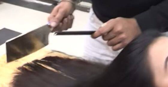 ਲਾਹੌਰ ਦਾ ਰਹਿਣ ਵਾਲਾ ਇੱਕ ਨਾਈ ਇਨ੍ਹੀਂ ਦਿਨੀਂ ਸੋਸ਼ਲ ਮੀਡੀਆ 'ਤੇ ਕਾਫੀ ਸੁਰਖੀਆਂ ਬਟੋਰ ਰਿਹਾ ਹੈ। ਇਹ ਨਾਈ ਟੁੱਟੇ ਸ਼ੀਸ਼ੇ, ਹਥੌੜੇ ਤੇ ਕਸਾਈ ਦੇ ਚਾਕੂ ਨਾਲ ਲੋਕਾਂ ਦੇ ਵਾਲਾਂ ਨੂੰ ਸਟਾਈਲ ਦਿੰਦਾ ਹੈ ਤੇ ਆਪਣੇ ਵਿਲੱਖਣ ਢੰਗ ਕਰਕੇ ਸੋਸ਼ਲ ਮੀਡੀਆ 'ਤੇ ਵਾਇਰਲ ਹੋ ਰਿਹਾ ਹੈ।