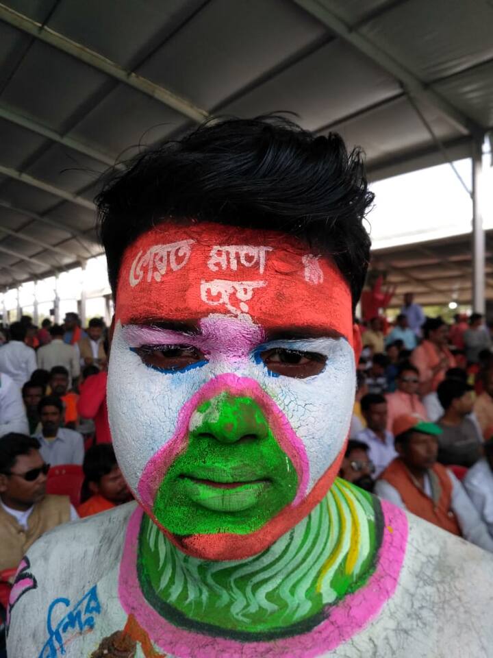 পিঠে আঁকা হয়েছে পদ্মফুল আর তার মাঝখান দিয়ে উড়ে যাচ্ছে সাদা পায়রা।পিজেপিজে শান্তির পক্ষে তাই প্রতি কিভাবে তুলে ধরা হয়েছে। কোন চিত্রশিল্পের বার্তা। কোন চিত্রের শিক্ষা। কোথাও আবার আঁকা হয়েছে মানুষের হাতে গেরুয়া পতাকা আর তার সঙ্গে জয় শ্রীরাম।