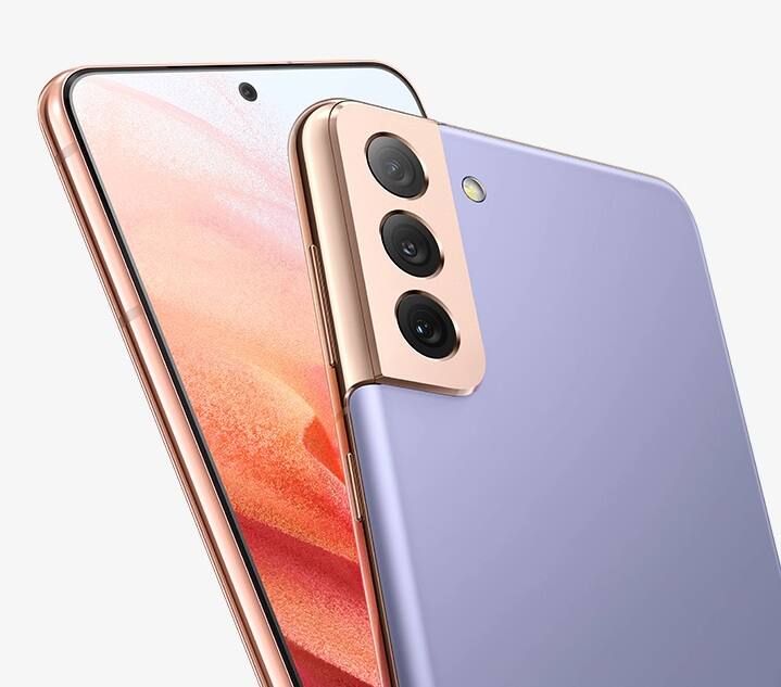 ફોટોગ્રાફી માટે Samsung Galaxy A72માં ક્વાડ રિયર કેમેરા સેટઅપ આપવામાં આવી શકે છે. જેમાં 64 મેગાપિક્સલનો પ્રાઇમરી કેમેરા અને સાથે એક 12 મેગાપિક્સલનો સુપરવાઇડ લેન્સ, એક 5 મેગાપિક્સલનો મેક્રો લેન્સ અને એક 5 મેગાપિક્સલનુ ડેપ્થ સેન્સર આપવામાં આવી શકે છે. પાવર માટે ફોનમાં 5000mAhની બેટરી આપવામાં આવી છે.