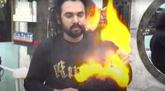 Viral News: ਵਾਲ ਕੱਟਣ ਵਾਲਾ ਬਣਿਆ 'ਖ਼ਤਰੋਂ ਕਾ ਖਿਲਾੜੀ', ਕੱਚ-ਹਥੌੜੇ ਤੇ ਅੱਗ ਨਾਲ ਕੱਟਦਾ ਵਾਲ