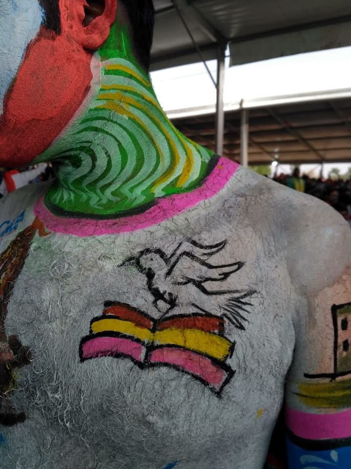 সেই সঙ্গে এই স্বাধীনতা যারা বজায় রাখেন সেই বিজেপির পক্ষে ভোট দেওয়ার আহ্বান জানানো হয়েছে। কোথাও বা মুখাবয়বে চিত্রিত হয়েছে ভারত মাতা কি জয় স্লোগান।
