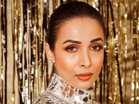 मलायका अरोरा, सोनम कपूर आणि यामी गौतमी सारख्या अभिनेत्री चेहऱ्यावर क्ले फेसमास्क वापरतात. त्वचेनुसार ते आठवड्यातून एकदा किंवा दररोजदेखील क्ले फेसमास्क चेहऱ्यावर लावतात. क्ले फेसमास्कमुळे त्वचेवरील समस्या दूर होण्यास मदत होते.