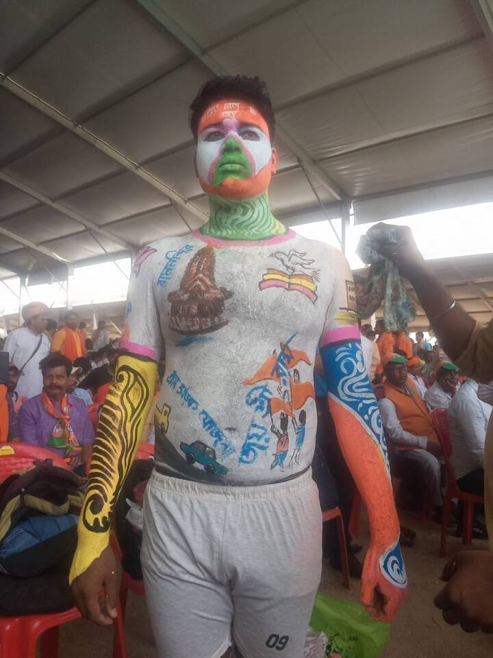 ও। মোদির উন্নয়নের ধারা প্রধানমন্ত্রী গ্রাম সড়ক যোজনা চিত্র ফুটে উঠেছে রংয়ের  মাধ্যমে, তুলির রেখায়। কারুর শরীরে আবার বেটি বাঁচাও বেটি পড়াও চিত্রিত হয়েছে।