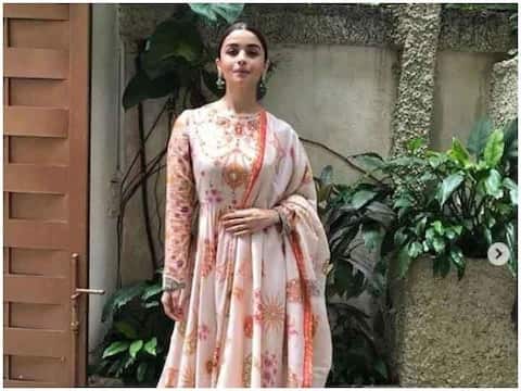 আলিয়া সূর্য অস্ত যাওযার আগেই খেয়ে নিতে পছন্দ করেন। নৈশাহার যাতে খুব হাল্কা হয়, সেদিকে খেয়াল রাখেন তিনি। আয়ুর্বেদে এ কথাই বলা হয়েছে যে, ভোজন সূর্যাস্তের আগেই করে নেওয়া দরকার। এতে হজম ঠিকভাবে হতে পারে এবং শরীরে বায়োলজিক্যাল ক্লক কোনওভাবেই বিঘ্নিত হয় না।