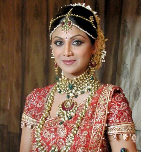 शिल्पा शेट्टी : अभिनेत्री शिल्पा शेट्टीने आपल्या लग्नात जी साडी वेअर केली होती, असं सांगतात त्याची किंमत 50 लाख रुपये होती. ही साडी डिझायनर तरुण तहिलियानी यांनी खासकरुन शिल्पा शेट्टीसाठी डिझाइन केली होती.