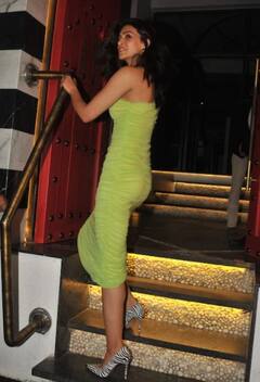 Spotted | नियॉन बॉडी कॉन ड्रेसमध्ये कृती सेननचा ग्लॅमरस अंदाज